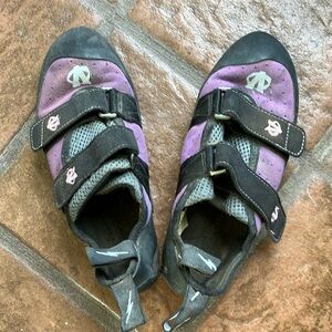 Evolv women’s climbing shoes. Size 7.5 US, size 38 EUR.